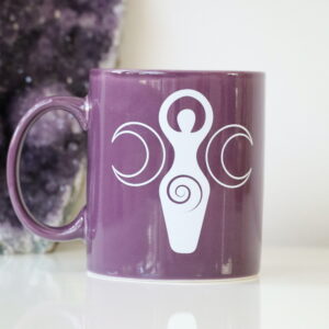 Paarse Divine Goddess keramische mok met Triple Moon- en Godin-symbool.