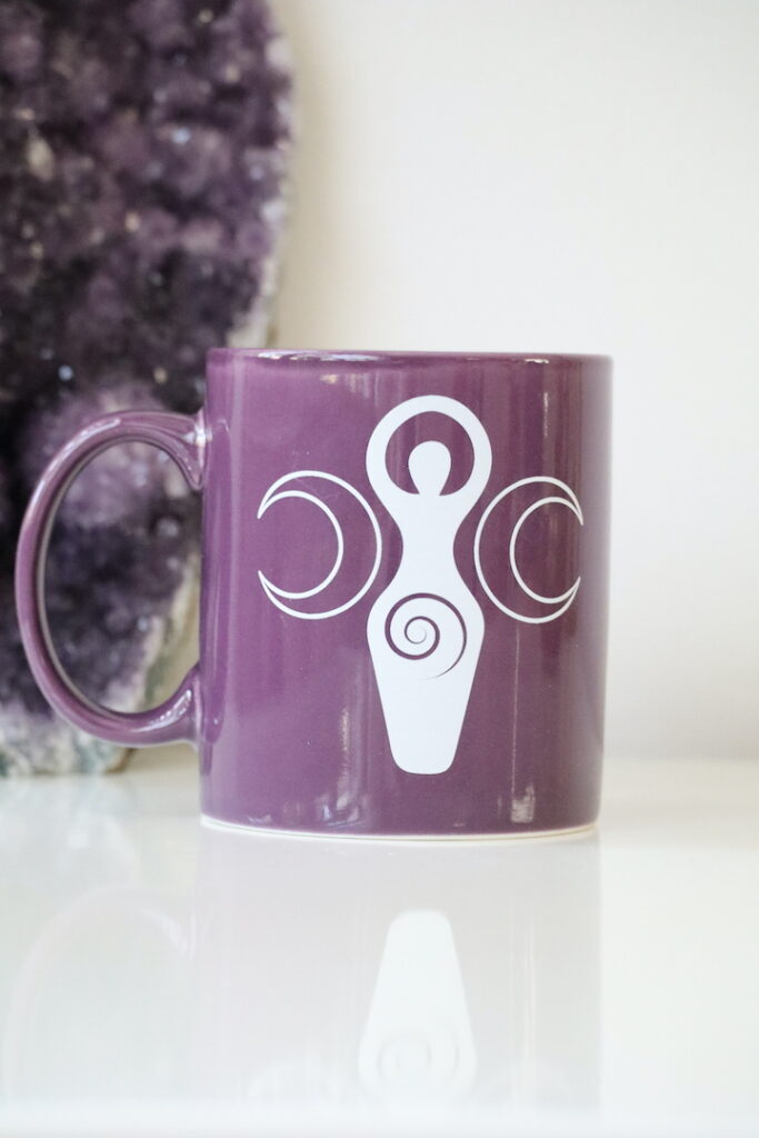 Paarse Divine Goddess keramische mok met Triple Moon- en Godin-symbool.