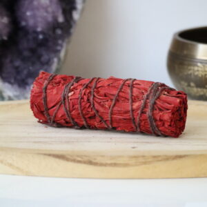 Dragon's Blood Smudge Stick van 10 cm met organische witte salie op een houten schaal.