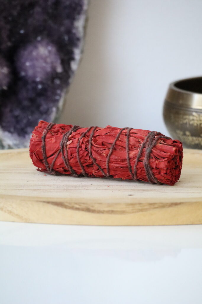 Dragon's Blood Smudge Stick van 10 cm met organische witte salie op een houten schaal.