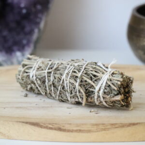 Witte Salie & Lavendel Smudge Stick van 10 cm op een houten schaal.