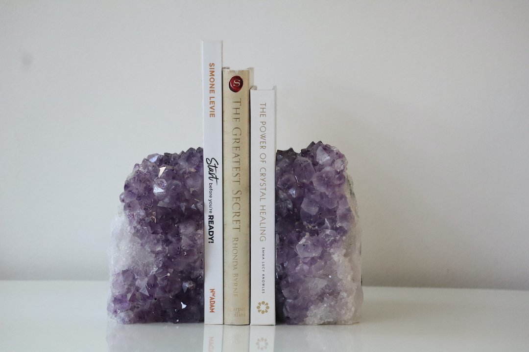 Amethist boekensteun set Brazilië met boeken