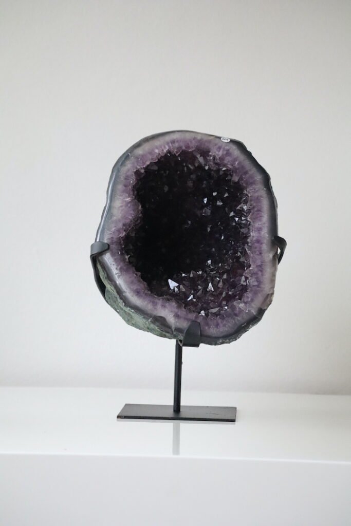 AAA Amethist Geode op standaard uit Brazilië