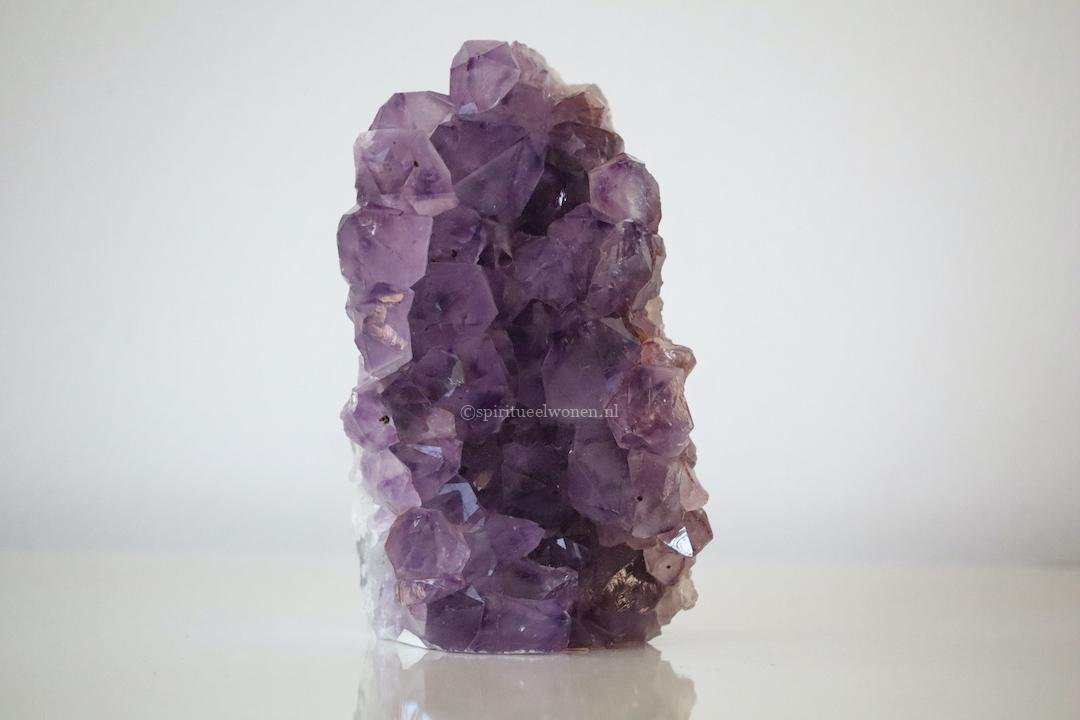Amethist Cluster Ruw nr. 688 horizontaal gepositioneerd