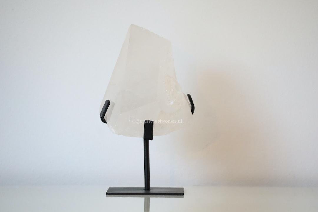 Grote bergkristal punt op standaard bij Thermen Berendonck