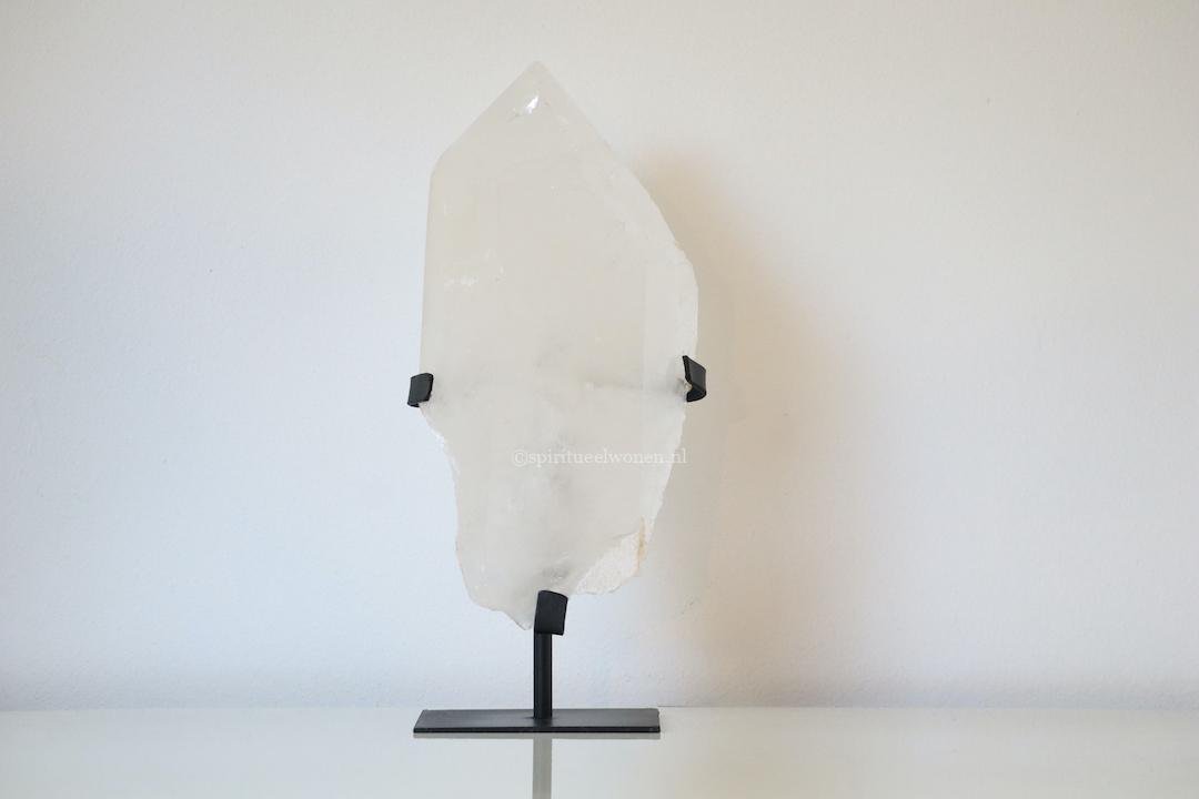 Grote bergkristal op standaard als statement piece in interieur