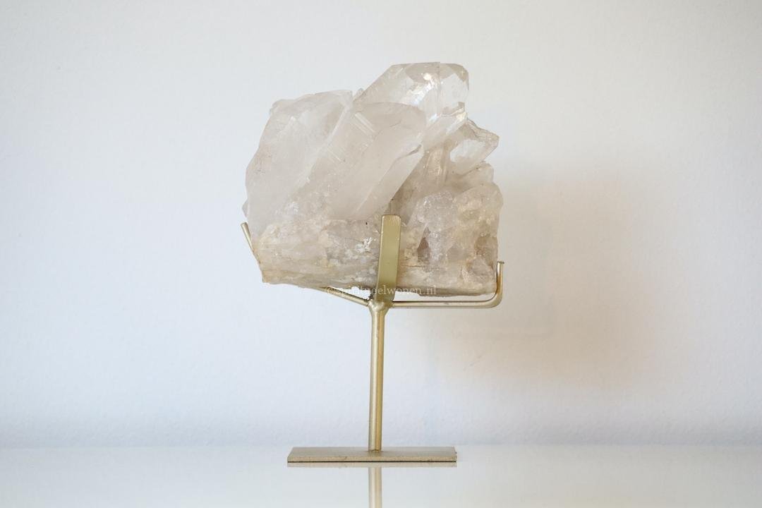 Bergkristal cluster op gouden standaard als statement piece