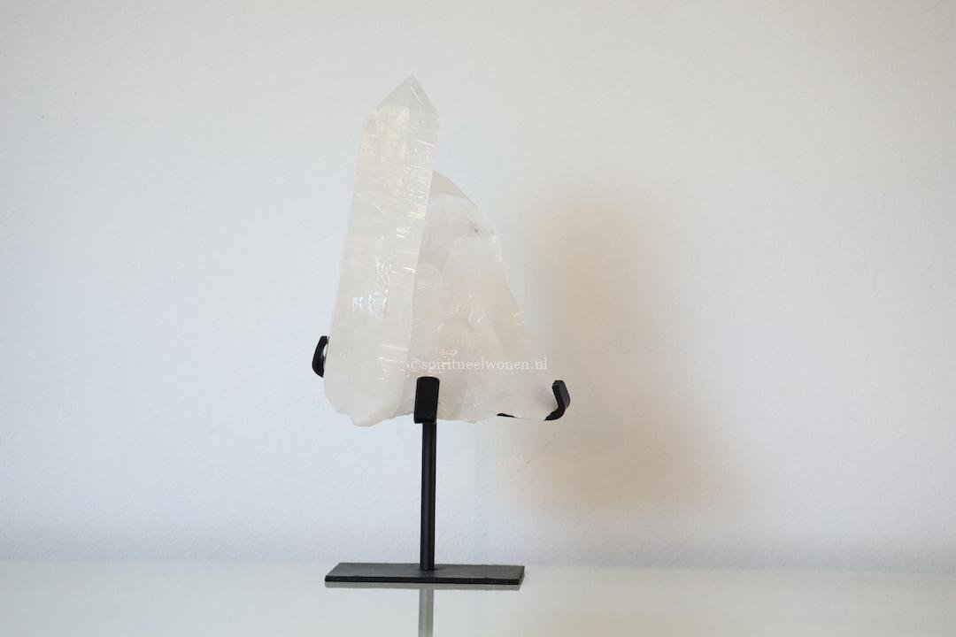 Bergkristal cluster op standaard als statement piece in interieur