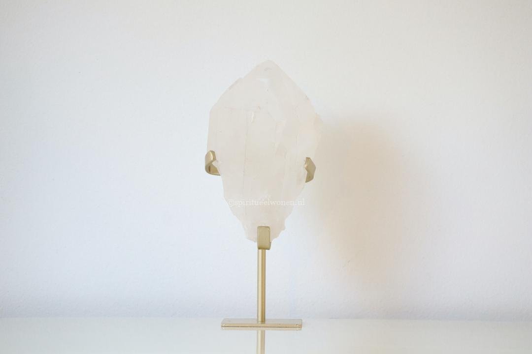 Bergkristal cluster op gouden standaard als interieurdecoratie