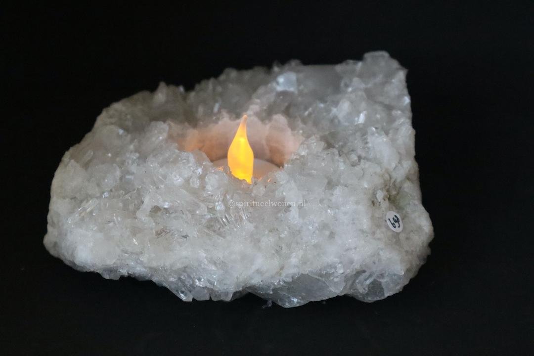 Bergkristal cluster waxinehouder van 1,160 kg met schitterende kristalpunten en sfeervolle verlichting.