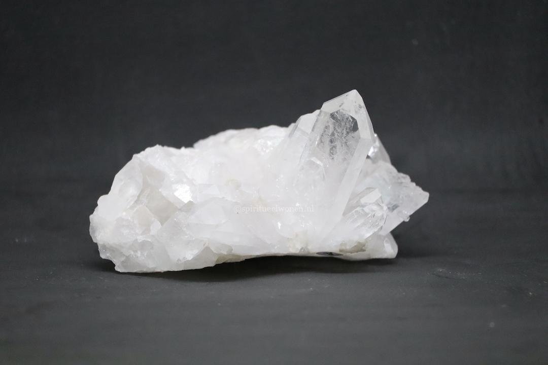 Zelfstaande bergkristal cluster nr 703 met heldere punt