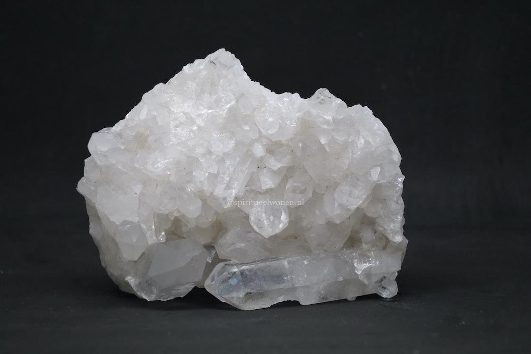Natuurlijke bergkristal cluster nr 704 uit Brazilië