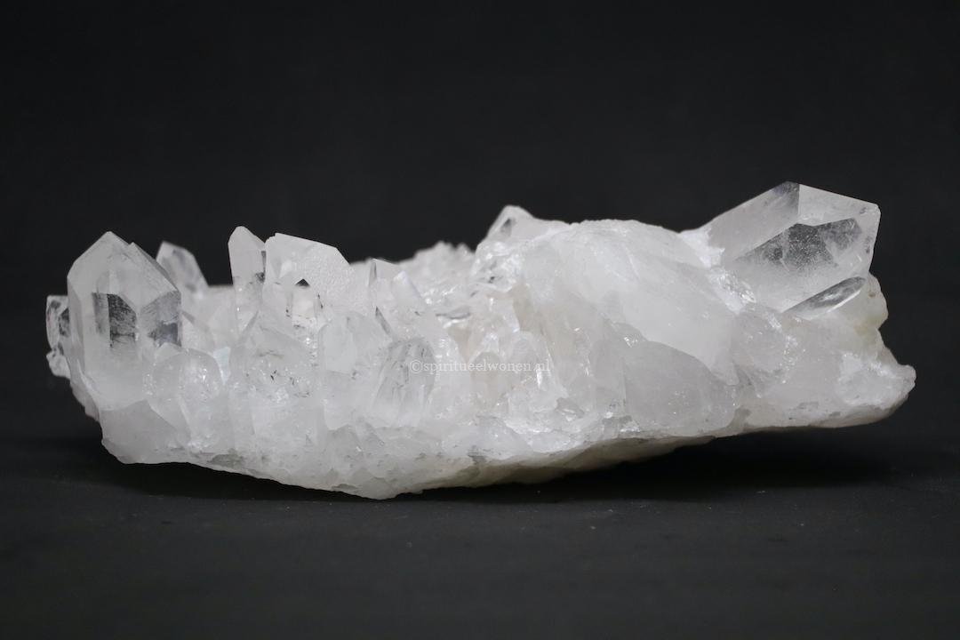 Langgerekte bergkristal cluster nr 705 uit Brazilië