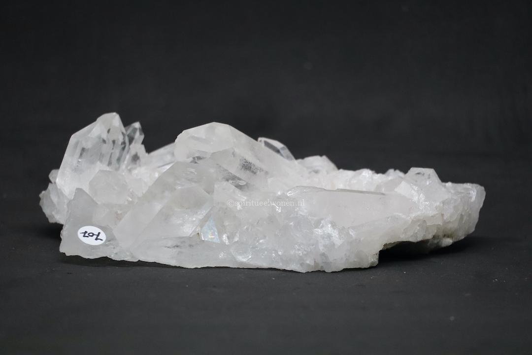 Bergkristal cluster nr 707 liggend gepresenteerd