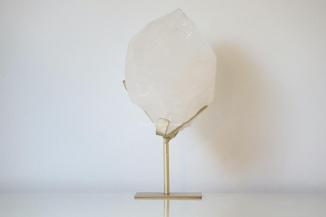 Grote bergkristal op gouden standaard als statement piece