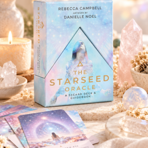 The Starseed Oracle van Rebecca Campbell met orakelkaarten, kaars, rozenkwarts en bergkristal.