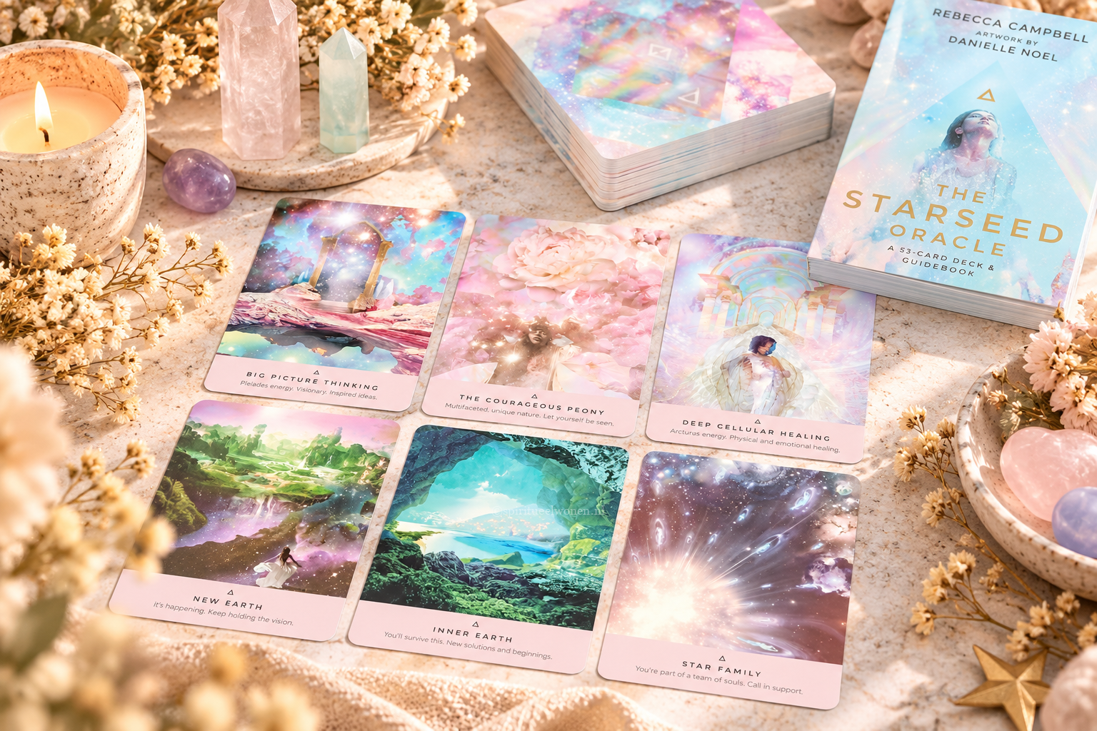Zes Starseed Oracle kaarten van Rebecca Campbell met kosmische illustraties, kristallen en kaars.