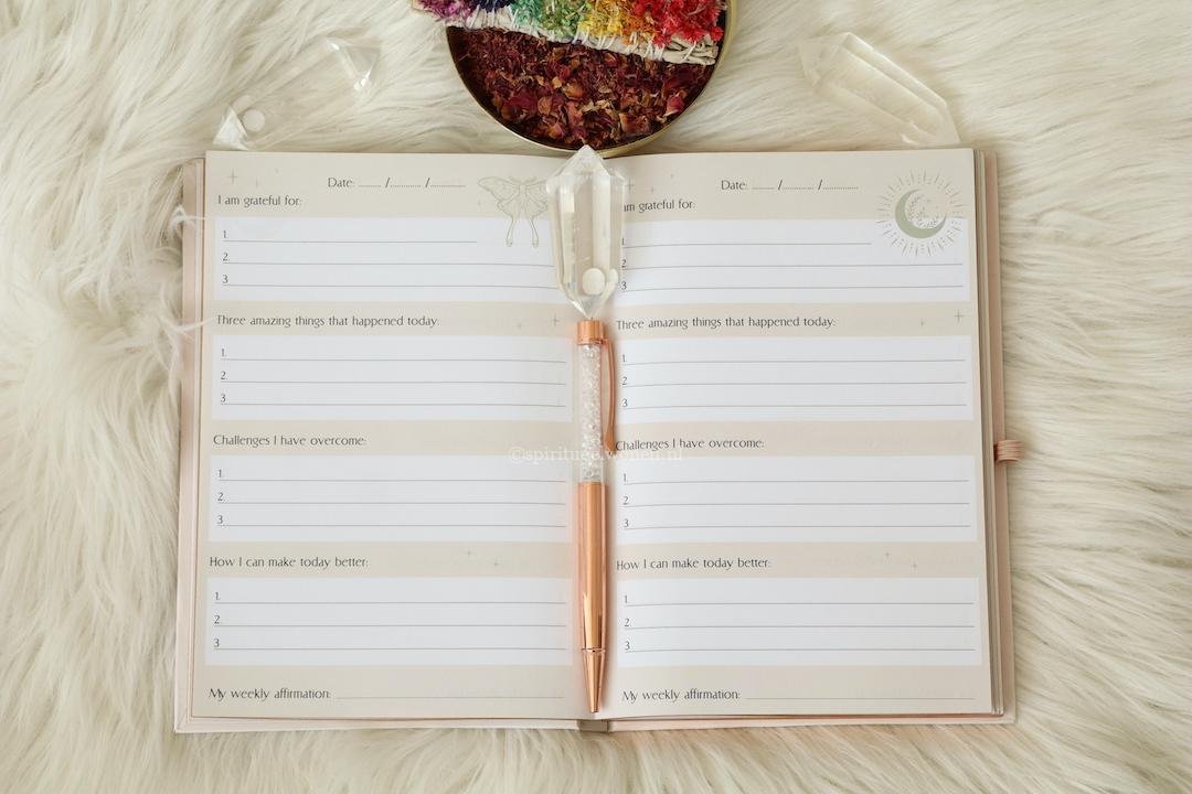 Binnenzijde van het Daily Reflection Journal met dagelijkse dankbaarheidsoefeningen, affirmaties en bergkristal pen.