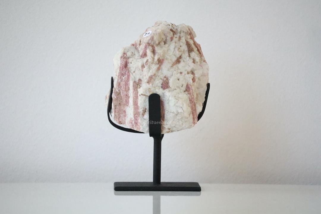 Roze toermalijn in kwarts op zwarte standaard als natuurlijke woondecoratie.