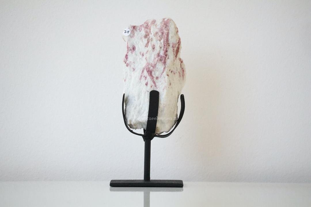 Slanke roze toermalijn in kwarts op zwarte standaard als natuurlijke woondecoratie.