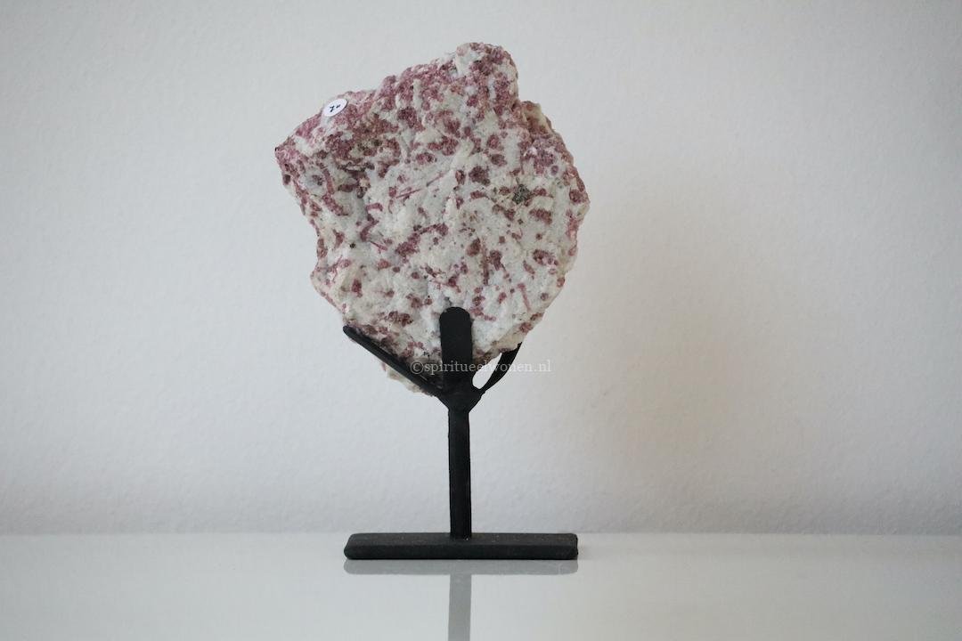 Roze toermalijn in kwarts op zwarte metalen standaard als natuurlijke woondecoratie.