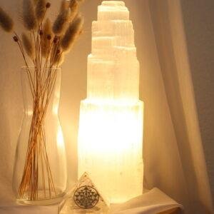 Seleniet lamp van 25 cm met warme lichtgloed, glazen vaas met droogbloemen en orgoniet piramide.