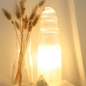 Seleniet lamp van 25 cm met warme lichtgloed, glazen vaas met droogbloemen en orgoniet piramide.