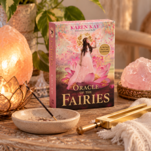 Oracle of the Fairies orakelkaartspel van Karen Kay op houten tafeltje met zoutlamp, wierook, stemvork en rozenkwarts.