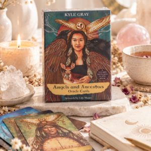 Angels and Ancestors Oracle Cards van Kyle Gray met Shaman orakelkaart, journal, edelstenen en kaars.
