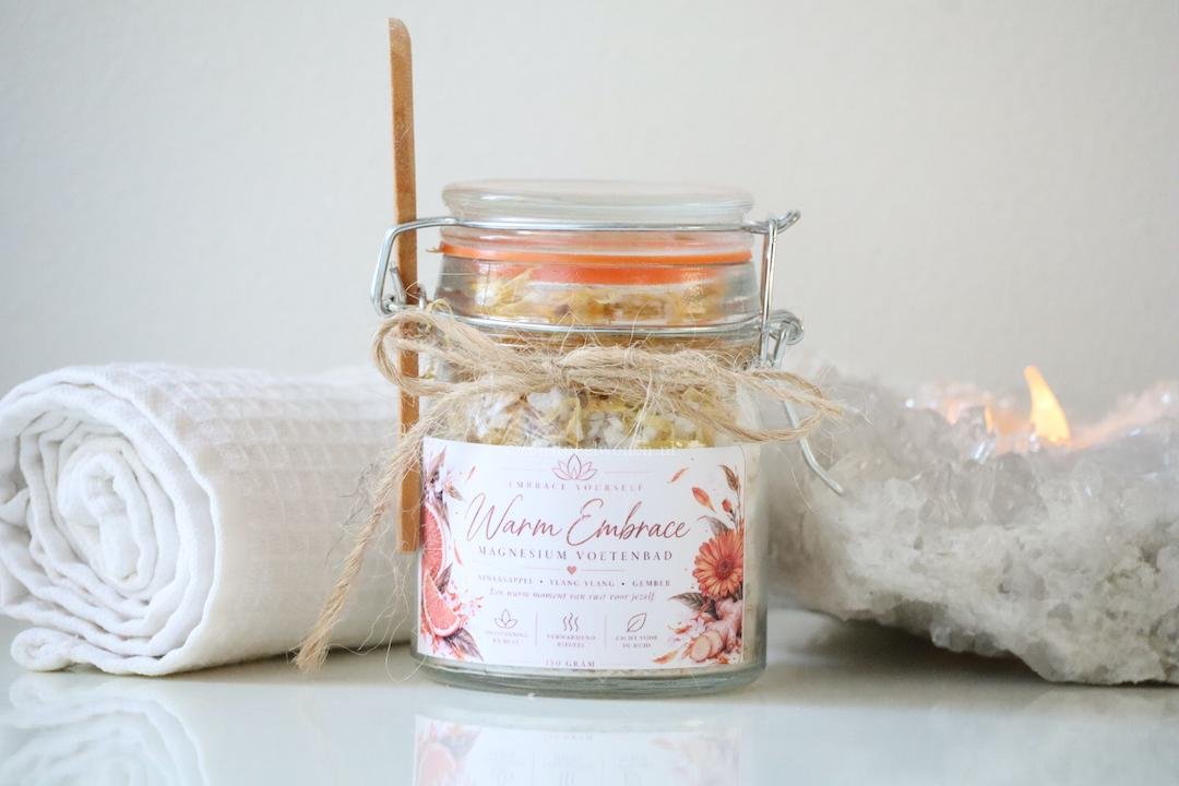 Warm Embrace magnesium voetenbad met handdoek, bergkristal en kaarslicht.