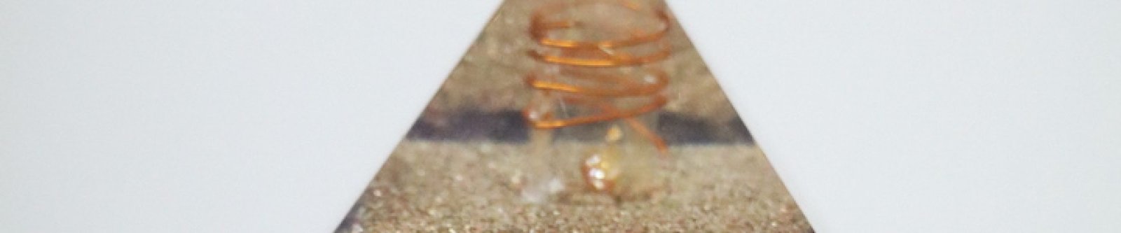 Amethist Koper Orgoniet Piramide van 75 mm met koperen spiralen.