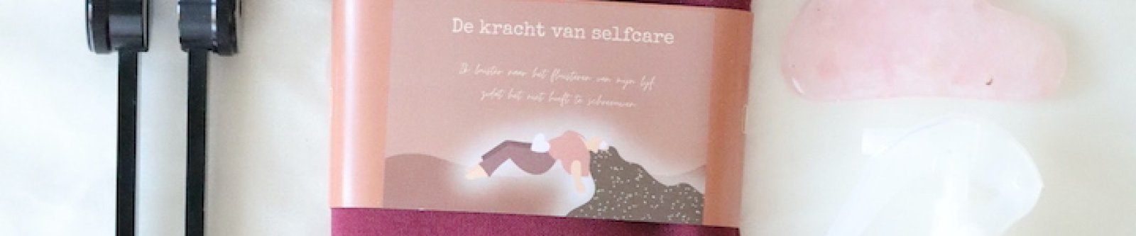 Natuurlijke selfcare en skincare producten met edelstenen, spray en verzorgende cosmetica.