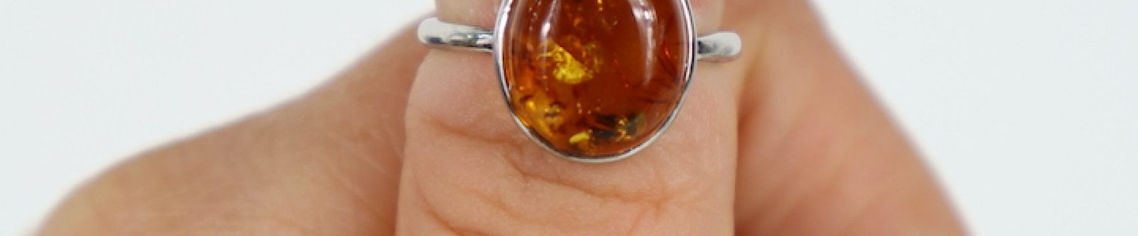 Flower Amber Ring van roestvrij staal met echte barnsteen en bloemachtige insluitsels.