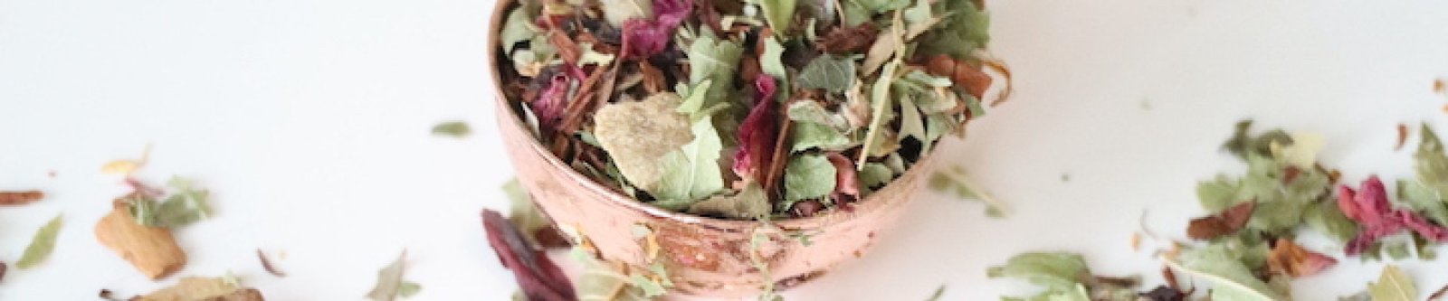 Losse Sacred Heart kruidenthee met rozenblaadjes, hibiscus en kaneel – hartopenende blend voor zelfliefde en innerlijke rust.