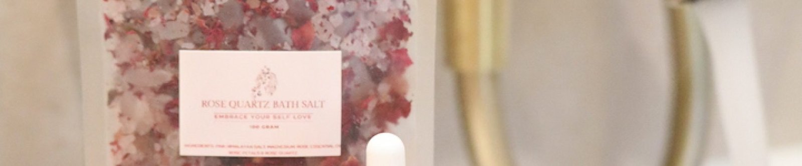 Geschenkset Liefde Rozenkwarts Rozen van Spiritueel Wonen met badzout, rozenolie, thee-ei, kruidenthee en ruwe rozenkwarts in luxe brievenbusdoos.